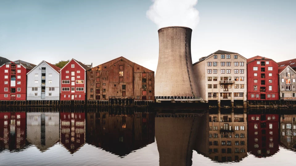 Manipulert foto av et kjernekraftverk som står inne i Trondheims bryggerekke