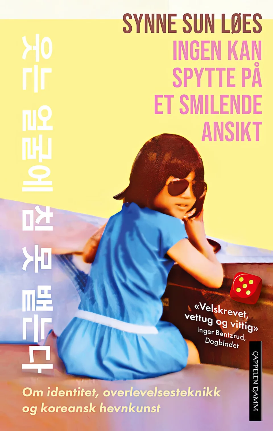 Omslaget til Synne Sun Løes' bok, Ingen kan spytte på et smilende ansikt. Et asiatisk barn med pilotbriller og blå kjole ser imot oss. Terningkast 5 fra Dagbladet.